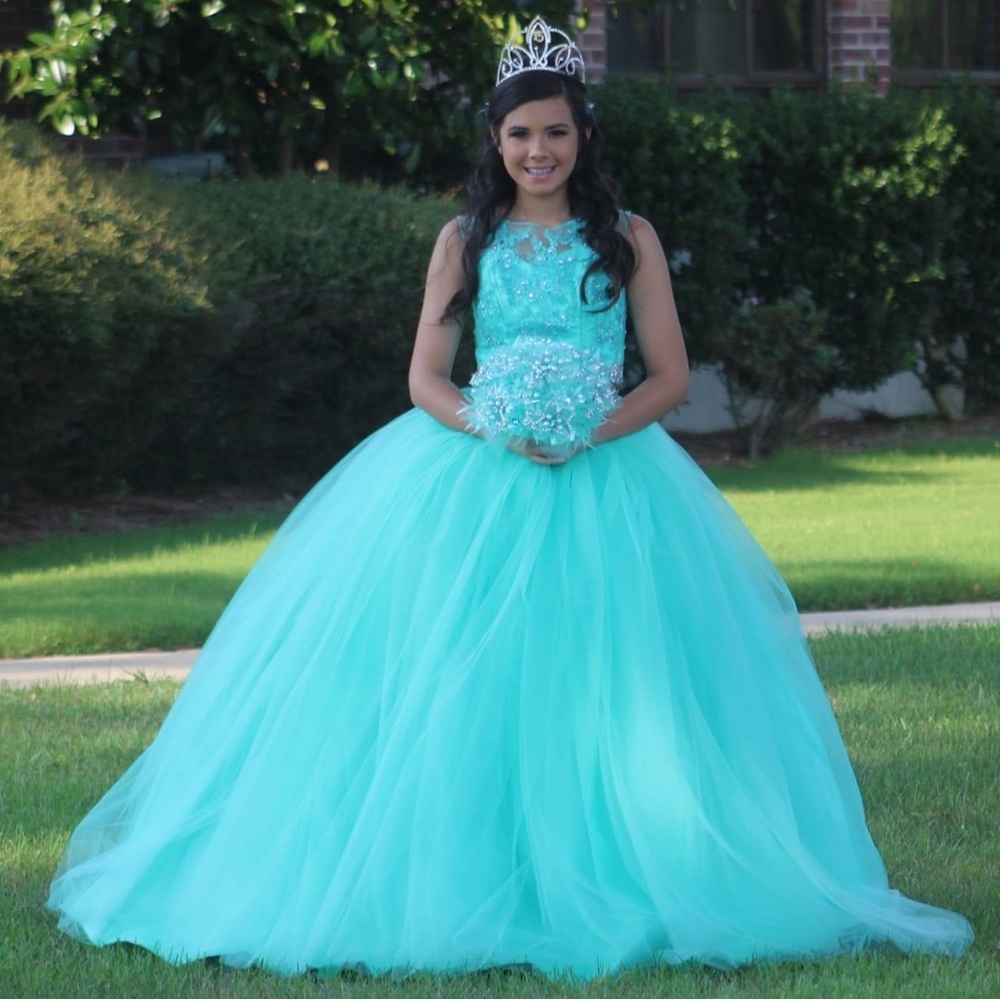 Mint green 2 piece formal dress size small women’s, used it for a Quinceñera